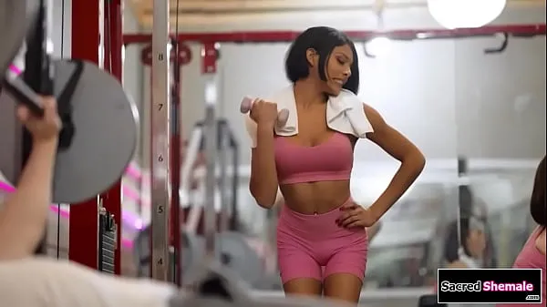 Sıcak Klipler Latina tgirl Lola Morena gets barebacked at a gym izleyin
