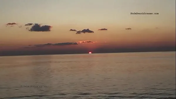 Titta på Russian couples fuck by the sea at sunset varma klipp