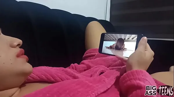 Tonton With my stepsister, Stepsister takes advantage of her hot milf stepbrother watches porn and goes to her brother's room to look for cock in her big ass Klip hangat