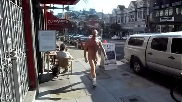 Titta på Nude in the street with public on daylight varma klipp