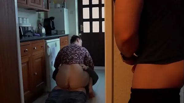 Nézze meg Husband Wanks as He Watches Big Booty Wife Get Cum in Tight Pussy meleg klipeket