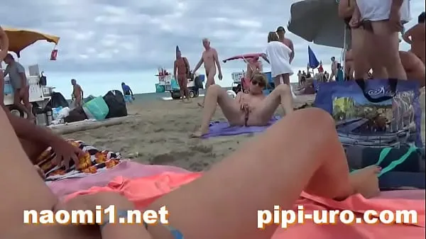 Tonton girl masturbate on beach Klip hangat