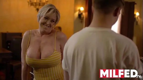 Oglejte si Mother-in-law Seduces him with her HUGE Tits (Dee Williams) — MILFED tople posnetke
