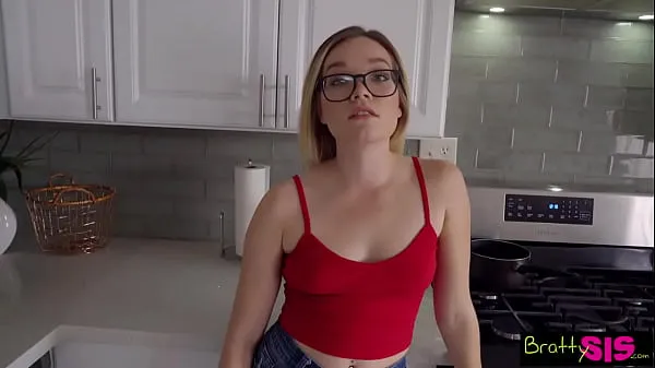 Guarda I will let you touch my ass if you do my chores" Katie Kush bargains with Stepbro -S13:E10 clip calde