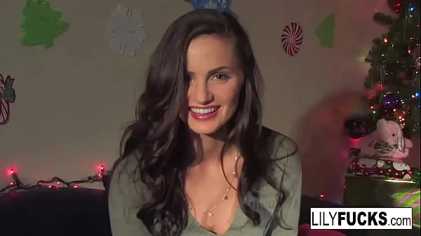 Assista Lily nos conta seus desejos de Natal com tesão antes de se satisfazer em ambos os buracos clipes quentes