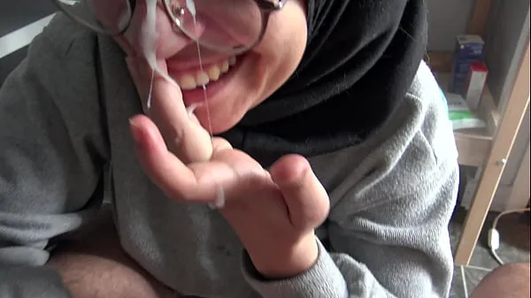 Podívejte se na A Muslim girl is disturbed when she sees her teachers big French cock hřejivé klipy