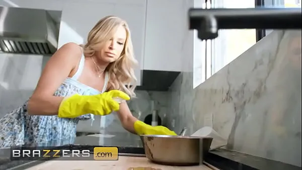 Emma Hix Seduces The Plumber By Sitting On His Face & Grabbing HIs Dick While He Works - BRAZZERS گرم کلپس دیکھیں