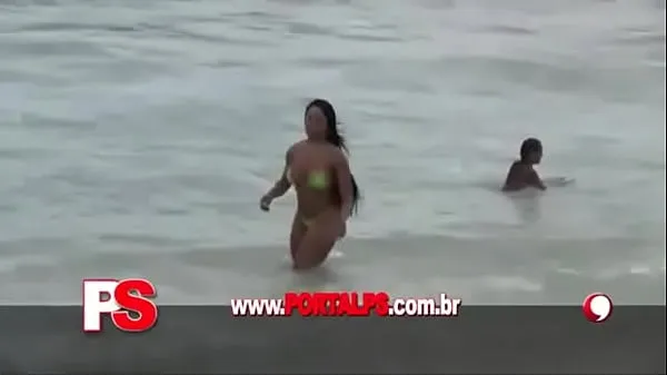 Se Melon woman pays breast on the beach varme klip