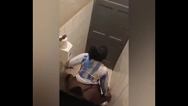 Obejrzyj It hit the net, Hot African girl fucking in the bathroom of a fucking hot barciepłe klipy