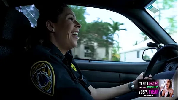 Obejrzyj Nikki Brooks In StepMom Wants To Role Play As A Cop and Have Sex On My Bedciepłe klipy