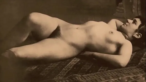 Oglejte si Two Centuries of Vintage Pornography tople posnetke