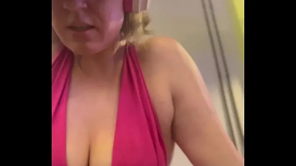 Se Wow, my training at the gym left me very sweaty and even my pussy leaked, I was embarrassed because I was so horny varme klippene
