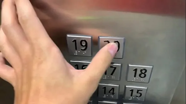 Obejrzyj Sex in public, in the elevator with a stranger and they catch usciepłe klipy