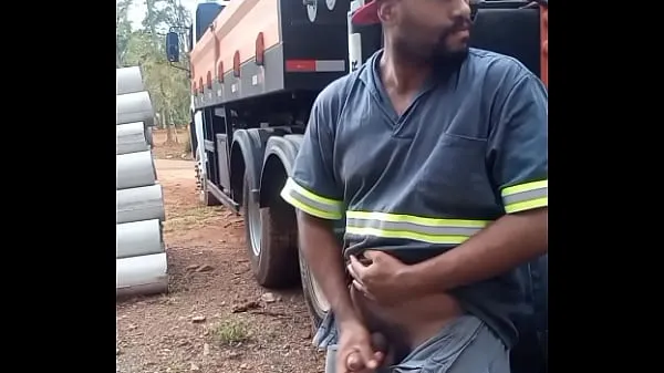 Oglejte si Worker Masturbating on Construction Site Hidden Behind the Company Truck tople posnetke