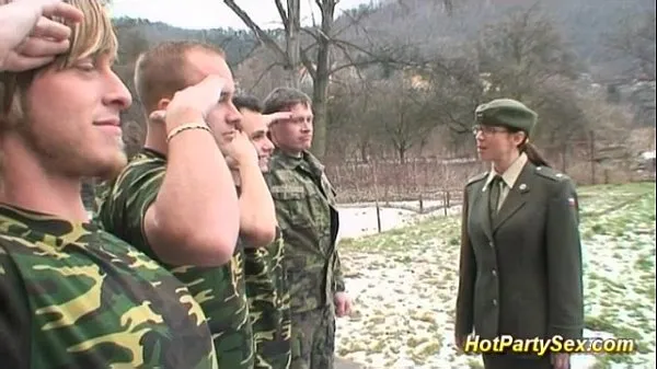 Bekijk Military Chick gets soldiers cum warme clips